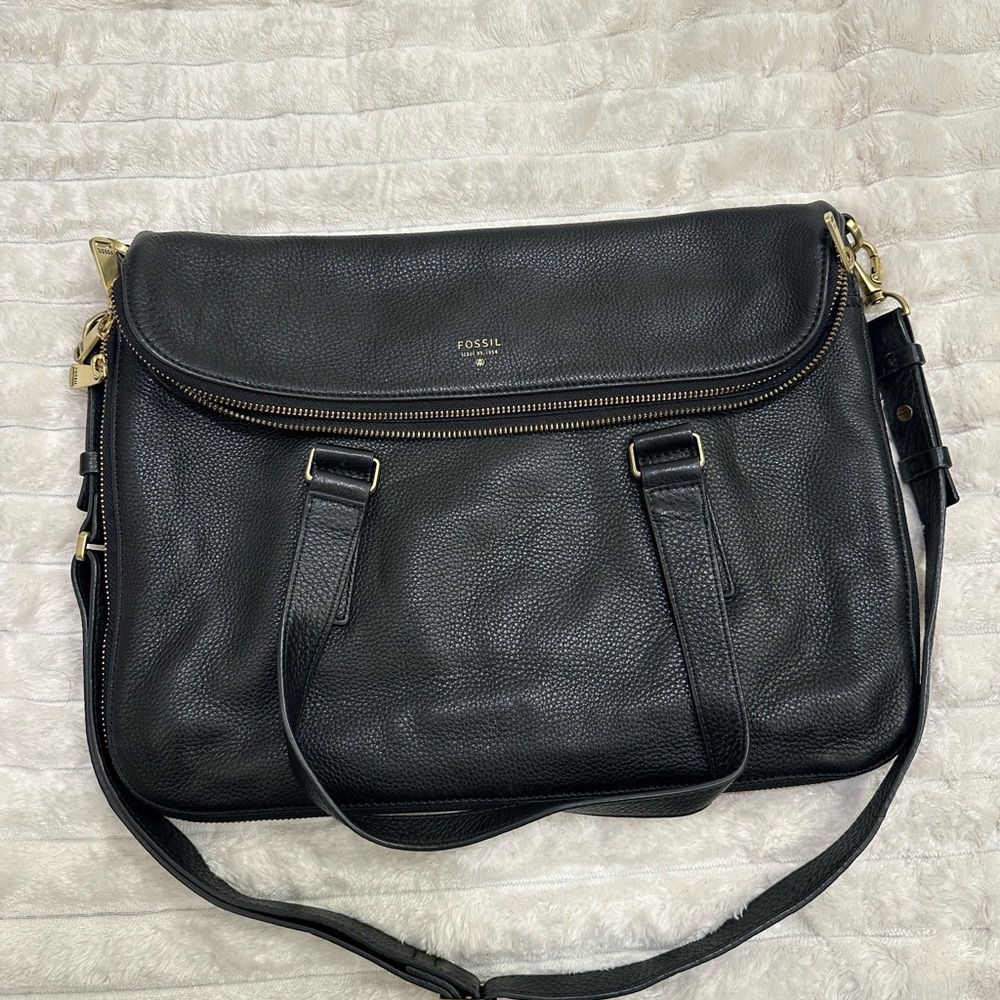 Fossil Preston Pebbled Leather Foldover
Expandable Shoulder + Crossbody Bag